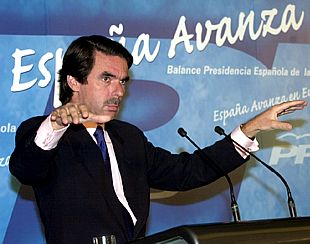 Aznar destaca la coherencia interna del PP pese al enfrentamiento entre Cascos y Arenas