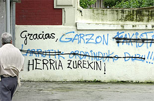 La pintada  Garzón, el pueblo esta contigo  superpuesta a otra de  Fascista, lo vas a pagar caro , en San Sebastián.