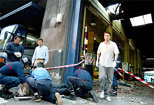 Once heridos al derrumbarse parte del techo de la estación de autobuses de Gijón