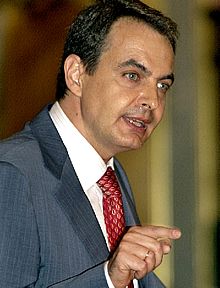 Zapatero acusa a Aznar de "huir hacia delante" y de presentar "un nuevo debate de investidura"