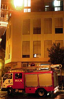 Efectivos del cuerpo de bomberos frente al lugar del incendio.