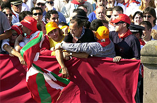 El alcalde de Vitoria da inicio a las fiestas de la Virgen Blanca protegido por la policía