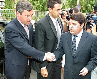 Acebes atribuye la autoría del atentado a un 'comando' itinerante de ETA