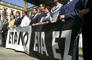 Juan José Ibarretxe encabeza la concentración celebrada en Vitoria en protesta por el atentado de ayer.