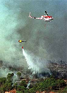 Dos helicópteros trabajan en las labores de extinción del incendio en La Riba (Tarragona).