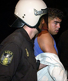 Imagen de un momento del desalojo en la Universidad Pablo de Olavide.