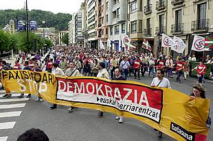 Más de 10.000 personas se manifiestan en San Sebastián contra la Ley de Partidos