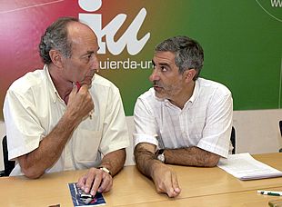 Gaspar LLamazares (d) y Francisco Frutos (i), conversan al inicio de la reunión que la Comisión Permanente de IU.