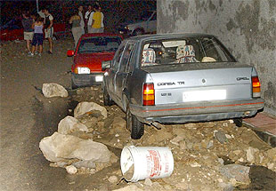 Una tormenta de agua y piedra sorprendio al pueblo murciano de Ulea dejando tras de si varios coches dañados.