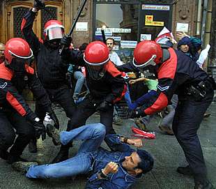 La Ertzaintza desaloja a la fuerza las sedes vascas de Batasuna