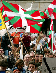 Más de un millar de personas secunda la concentración de EA en Gernika