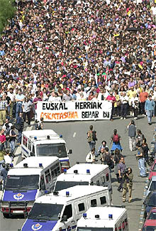 La Ertzaintza permite una marcha a favor de Batasuna prohibida por el Gobierno vasco