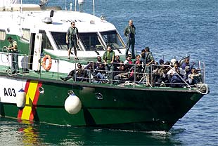 La Guardia Civil intercepta dos pateras con 59 inmigrantes en la costa de Fuerteventura