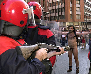 La Ertzaintza carga en Bilbao contra la marcha declarada ilegal por Garzón