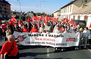 Cabeza de la marcha que ha partido hoy desde Córdoba para protestar contra el  decretazo . En el centro los líderes de CC OO, José María Fidalgo, y UGT, Cándido Méndez.