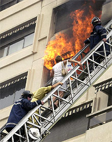 Controlado un aparatoso incendio en Madrid que deja cerca de 40 afectados