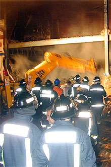 Muere un bombero en la extinción de un incendio en Almendralejo