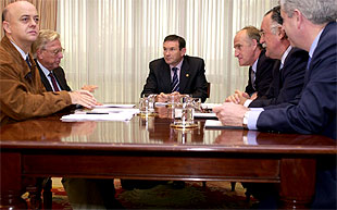 Ibarretxe precisa  que sólo habrá consulta en "absoluta ausencia de violencia"