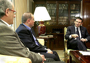 Ibarretxe, en la Presidencia del Gobierno Vasco con el coordinador general de IU-EB, Javier Madrazo.