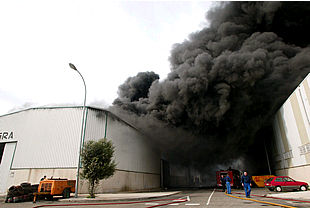 Un trabajador fallece en el incendio de una nave industrial en Vigo