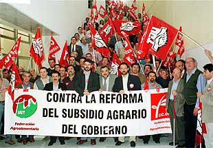 200 alcaldes extremeños se encierran para protestar por la reforma del subsidio agrario