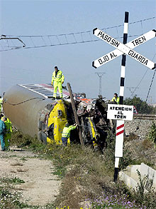 Renfe investiga el choque de un tren y un camión que provocó un muerto y 33 heridos