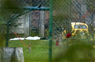 Un cuerpo tapado con una sábana yace en el lugar de Redondela donde esta mañana se produjo una explosión.