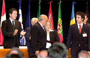 Hernando abraza a la viuda de Lidón, Marisa Galarraga.