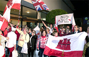 Los gibraltareños se echaron anoche a la calle para celebrar los resultados del referéndum.