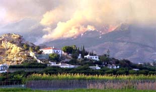 Un incendio en la sierra granadina de Bodíjar amenaza a varios pueblos