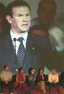 El 'lehendakari' presenta su iniciativa en Vitoria.