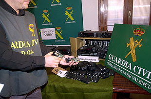 La Guardia Civil muestra el material  pirata  incautado.