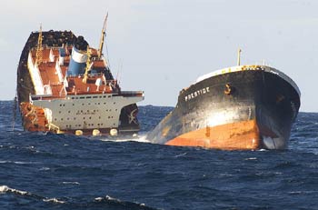 El 'Prestige' se hunde a 145 millas de Galicia