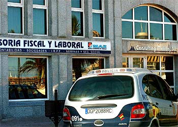 Entrada de la empresa Consulting Melilla, del consejero Francisco Suárez, cerrada hoy por la Policía.