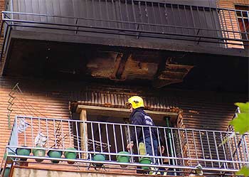 Un bombero, en el edificio incendiado en Calahorra.