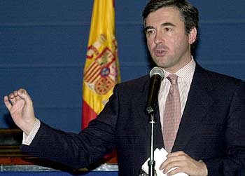 Acebes, durante la rueda de prensa en la sede de su ministerio.