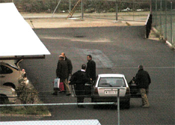 Roldán, a la izquierda, con varias bolsas en la mano, a su salida de la cárcel de Brieva