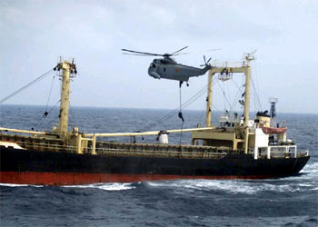 Un soldado español desciende desde un helicóptero a la cubierta del barco  Sosan .