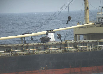 Soldados españoles abordan el carguero que transportaba los 'Scud'.