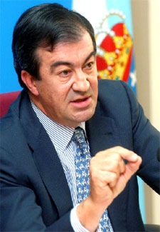 Álvarez Cascos, durante la rueda de prensa ofrecida hoy en A Coruña.