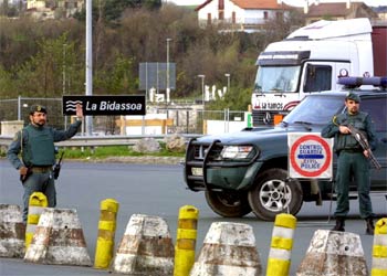 Control de la policía francesa en el puesto fronterizo de Biriatou.