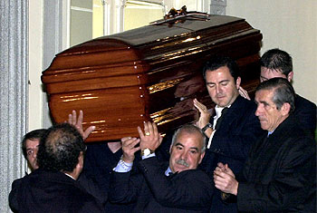 Familiares y amigos de Cavero sacan su féretro del Consejo de Estado.