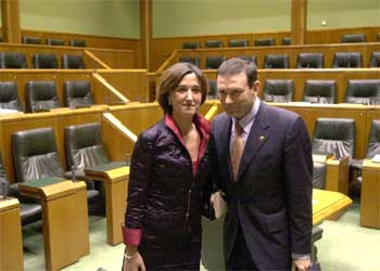 El 'lehendakari' e Idoia Zenarruzabeitia se felicitan tras la aprobación de los presupuestos.
