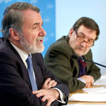 Mayor Oreja, en primer plano, con Eugenio Nasarre, hoy en la sede del PP de Madrid.