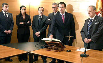 El responsable de Política Territorial, Alberto Núñez Feijóo, quien sustituye a José Cuiña, jura su cargo.