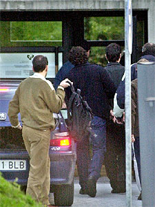 Joseba Mikel Garmendia (esposado) acude acompañado por varios agentes de paisano al vicerectorado de Guipúzcoa de la UPV.