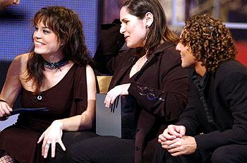 Ainhoa, ganadora del programa de TVE  Operacion Triunfo 2 , junto a David Bisbal y Rosa, en la gala celebrada anoche en Barcelona.