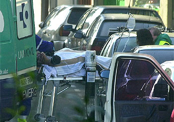 El jefe de la policía municipal de Andoáin es evacuado en una UVI móvil.