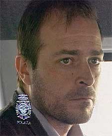 Fernando Adalid a su llegada desde Amsterdam al aeropuerto del Prat custodiado por agentes de la Policía Nacional.