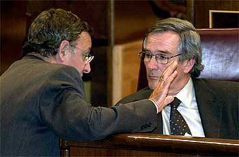 Xavier Trías habla con Jesús Caldera en un momento de la sesión.